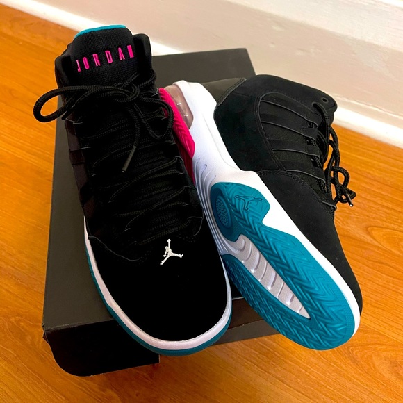 BNWOT Jordan Aura Max GS in blk/pink/teal